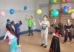 Zabawa z balonami- zdjęcie grupowe.